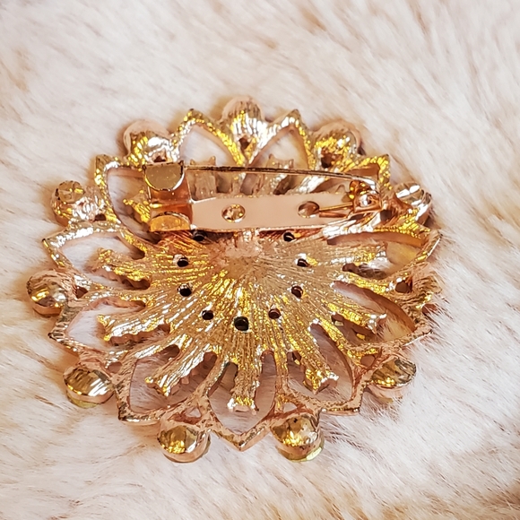 Rose Gold Crystal Pearl Brooch Pin - Picture 3 of 4